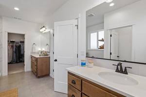 E 9th St-S3004-079.jpg