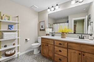 E 9th St-S3004-095.jpg