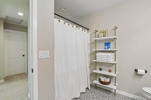 E 9th St-S3004-096.jpg