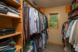 23-Walk in Closet