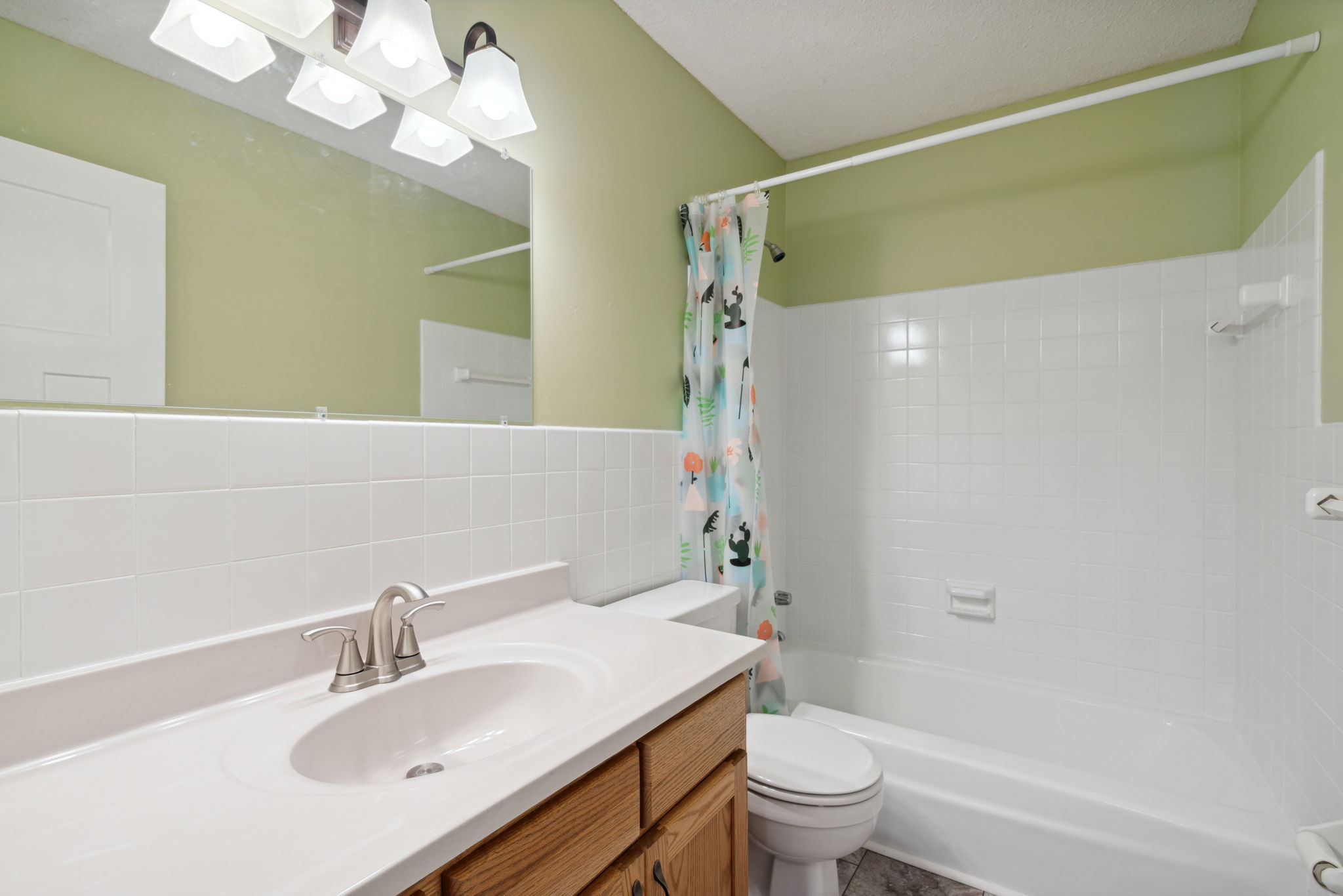 Upper level full bath