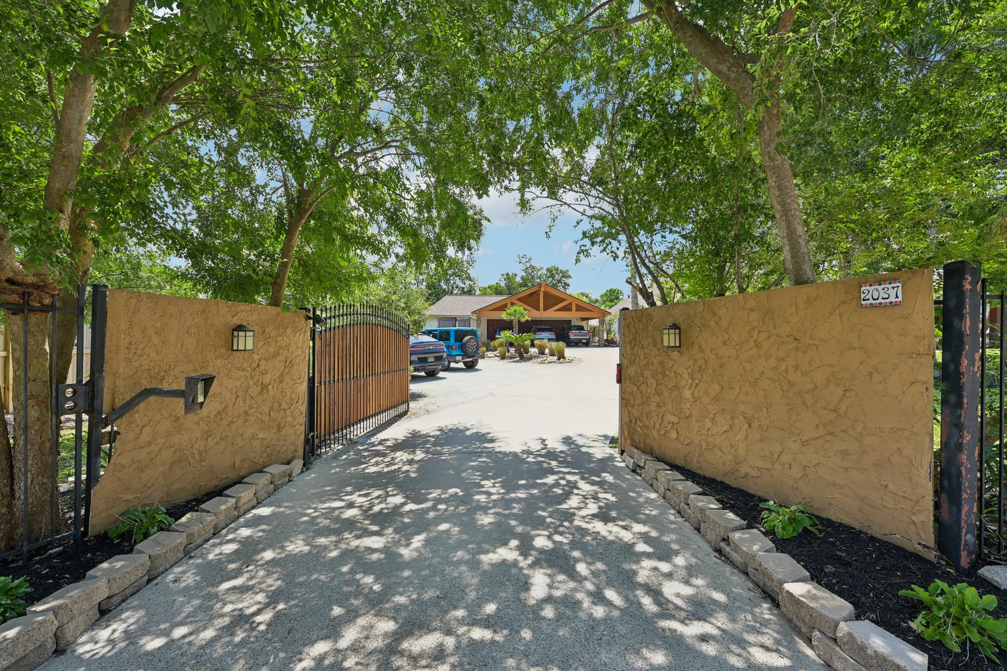 Lakeside Dr-L0206-002.jpg