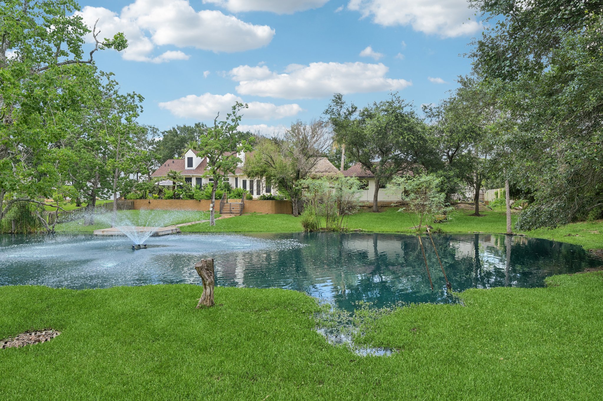 Lakeside Dr-L0206-054.jpg