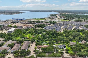 Lakeside Dr-L0206-059.jpg