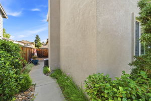 042_F8_2037 Newton Dr