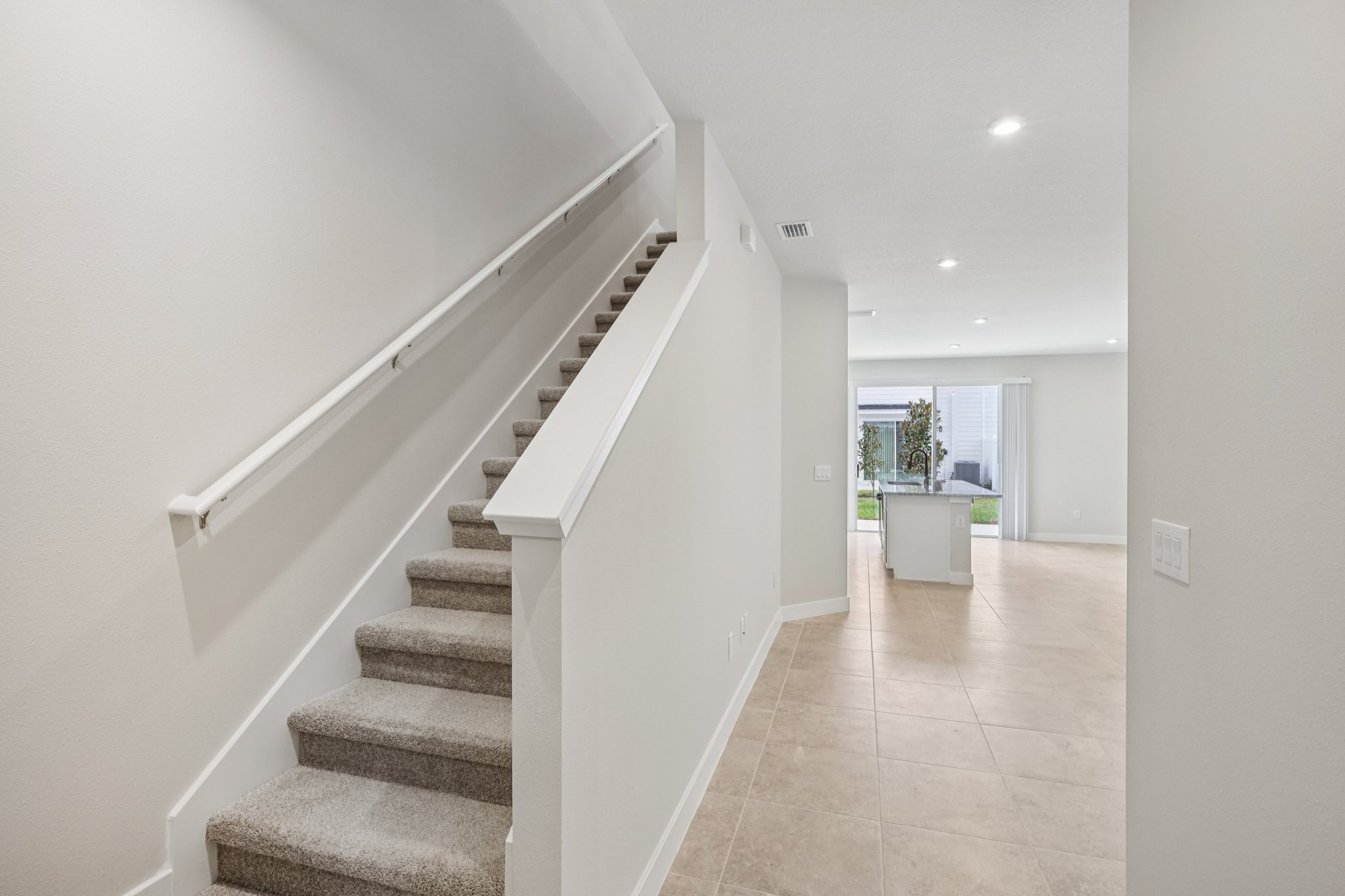 Lou Angela Ln-S0410-008.jpg