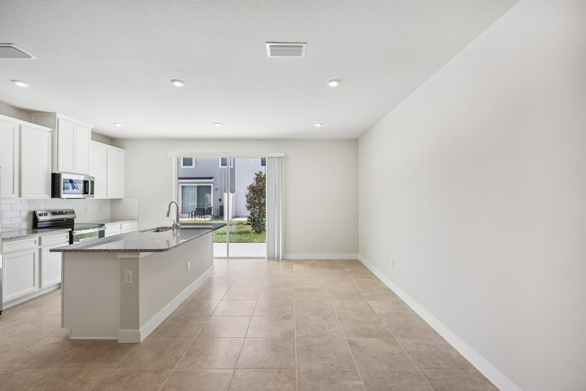 Lou Angela Ln-S0410-012.jpg