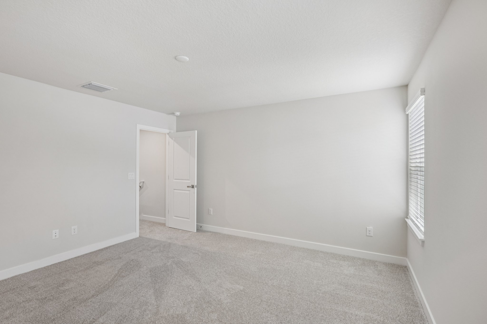 Lou Angela Ln-S0410-021.jpg