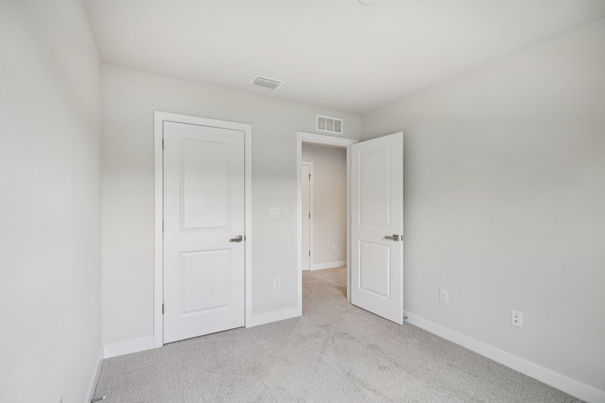 Lou Angela Ln-S0410-032.jpg