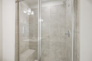 Lou Angela Ln-S0410-024.jpg