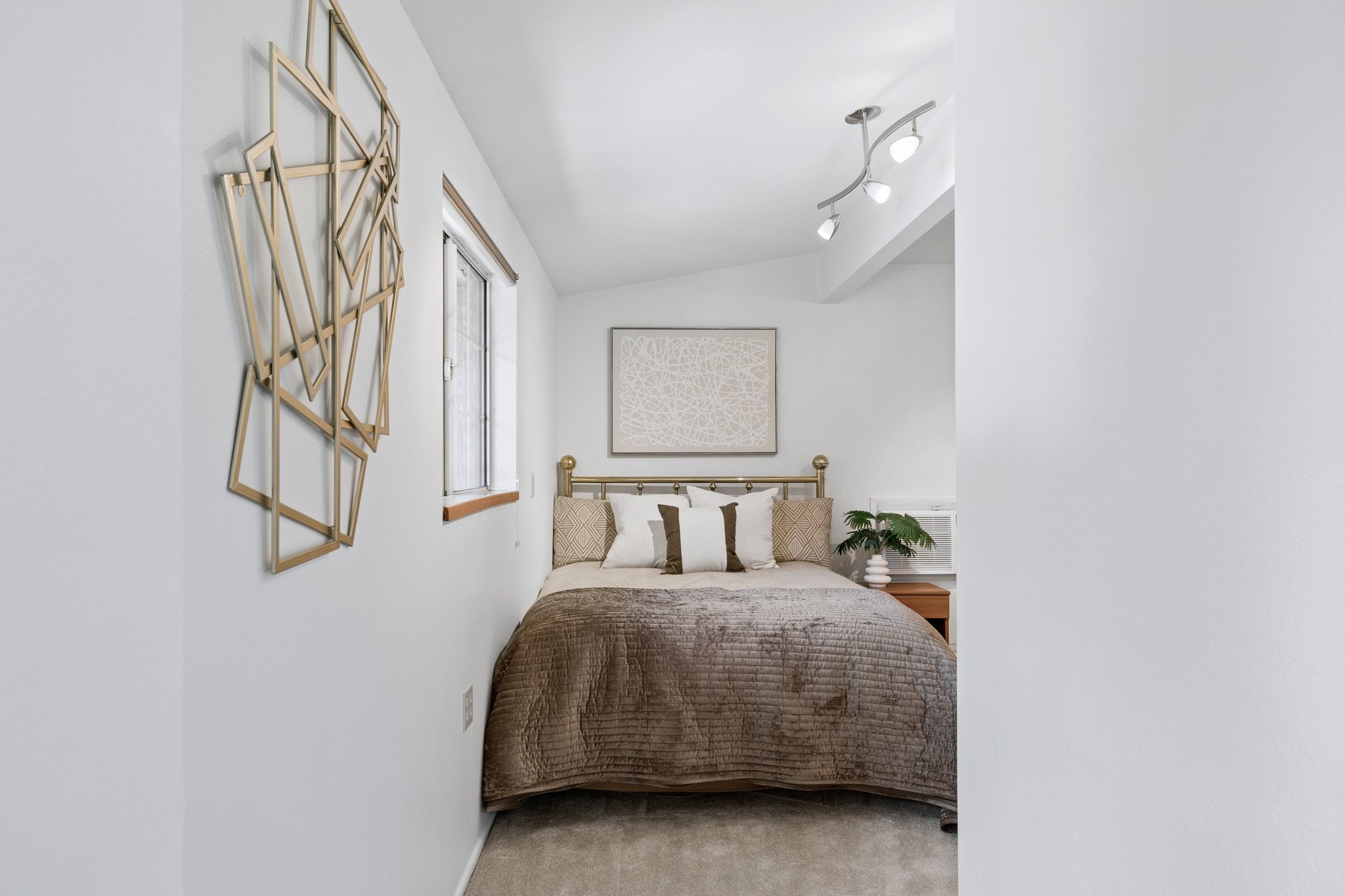 2038 E Solano Dr - 019.jpg