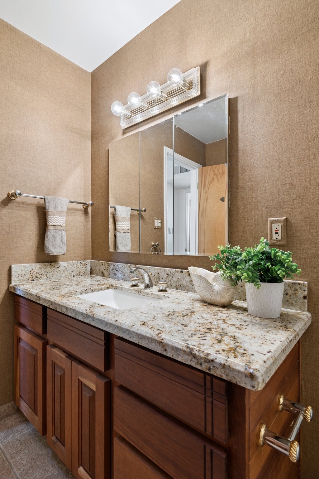 2038 E Solano Dr - 030.jpg