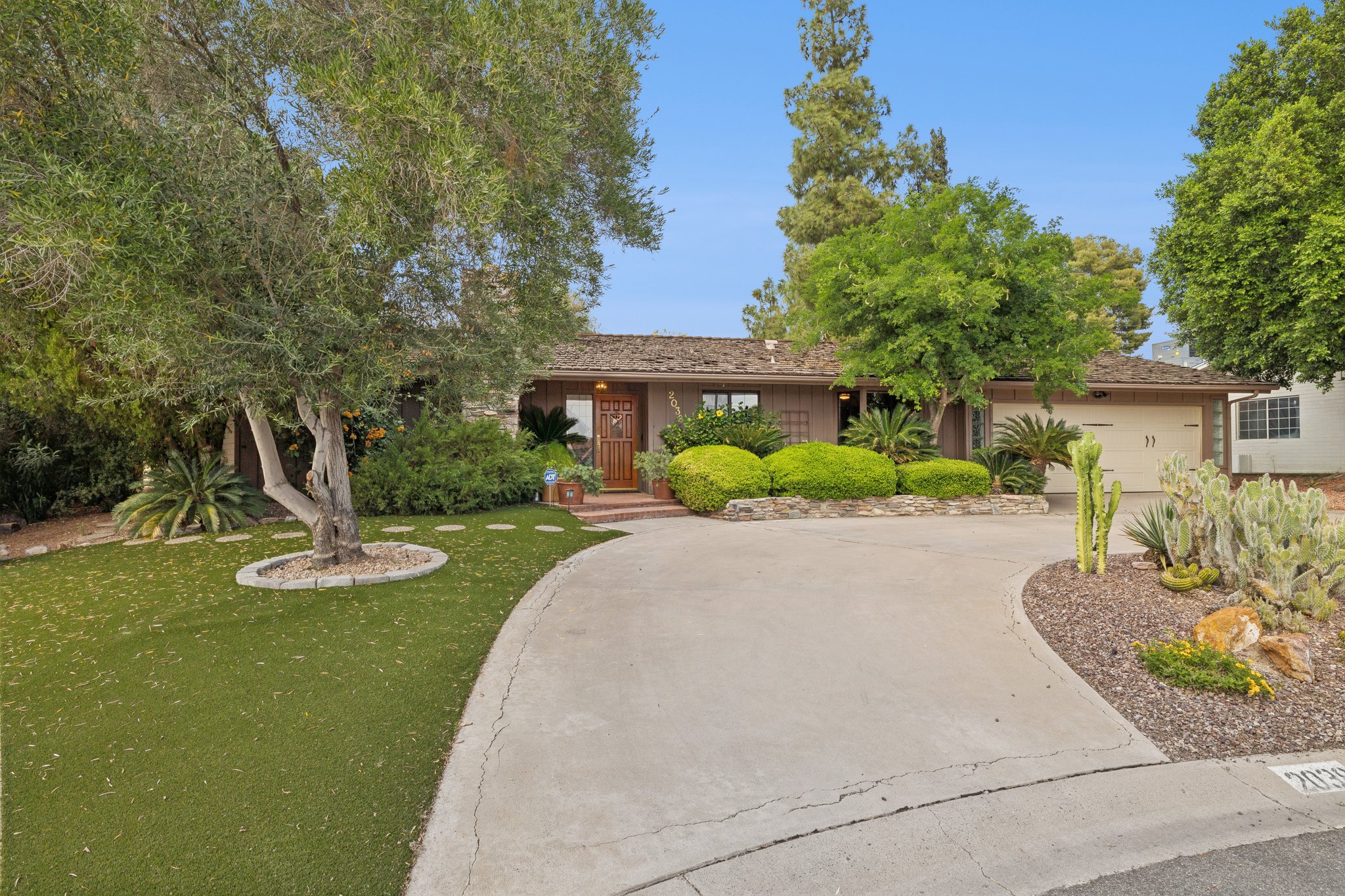 2038 E Solano Dr - 002 (2).jpg