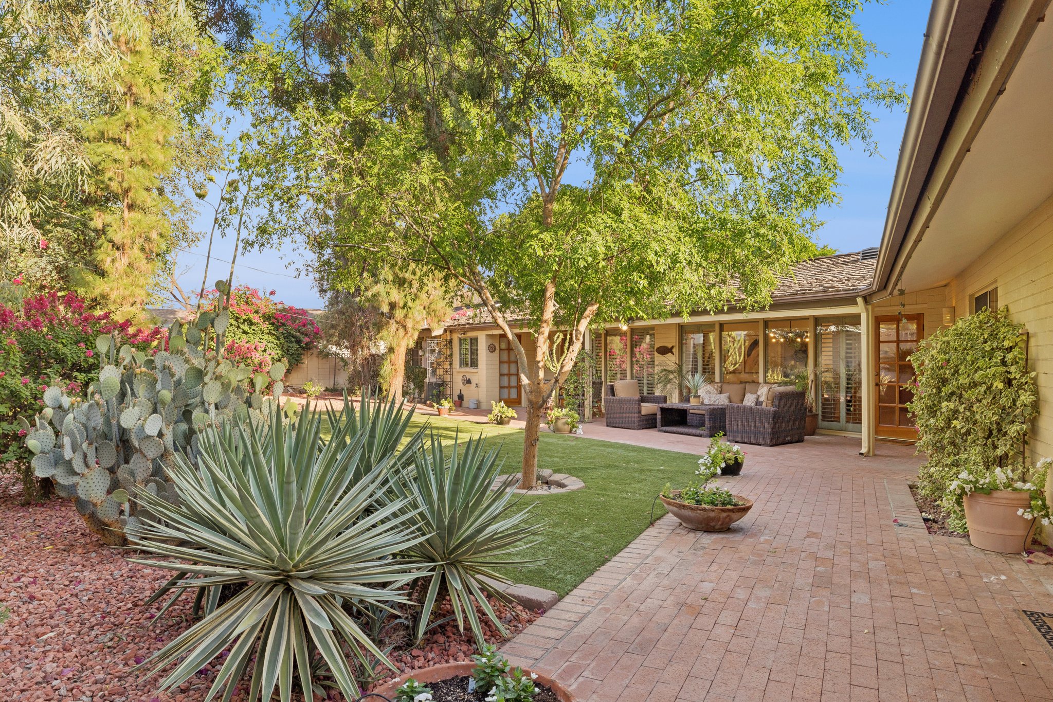 2038 E Solano Dr - 007 (2).jpg