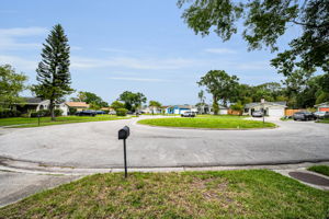 Frontyard and Cul-de-sac View