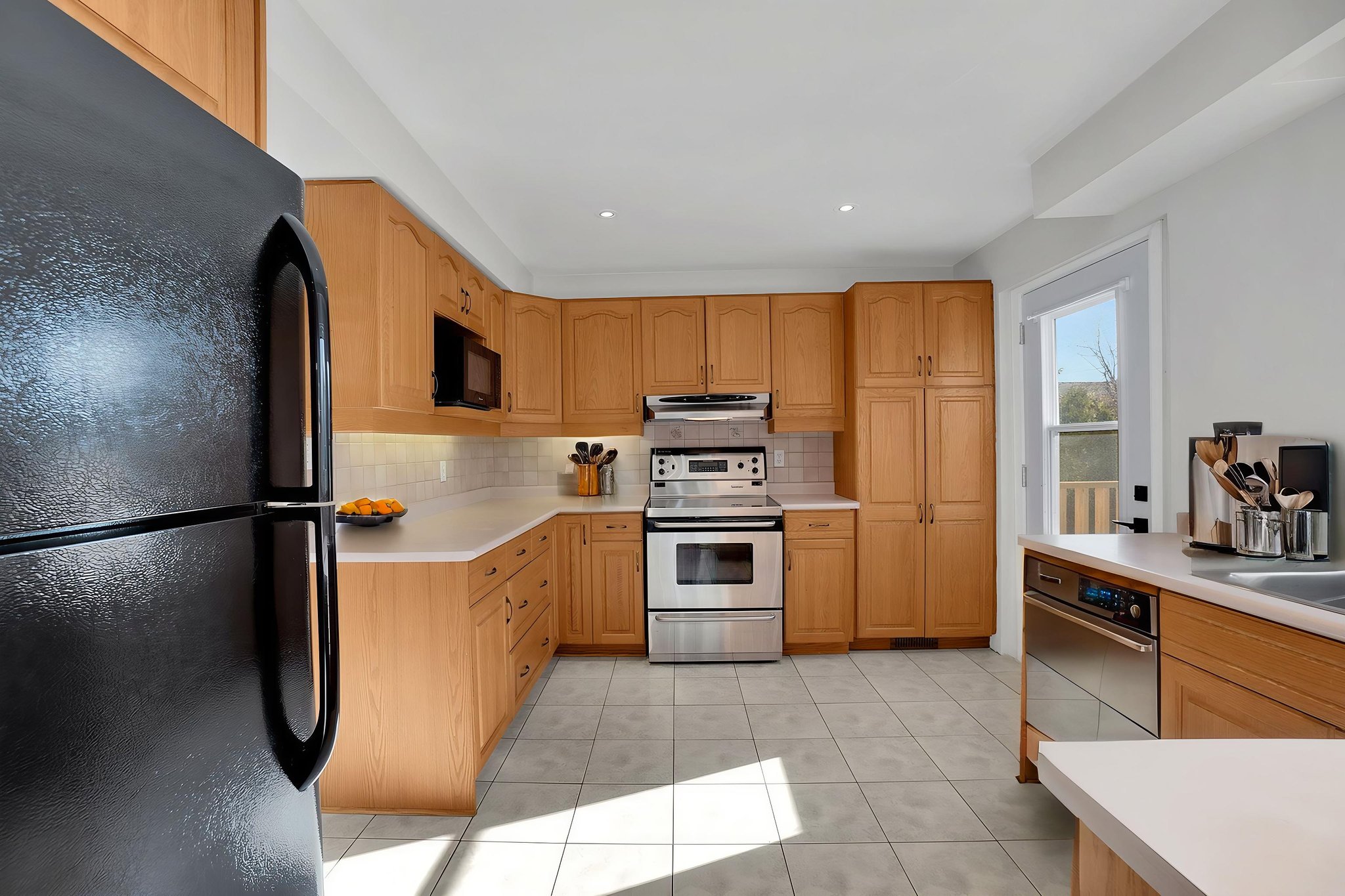 DSC01338 virtually staged.jpeg