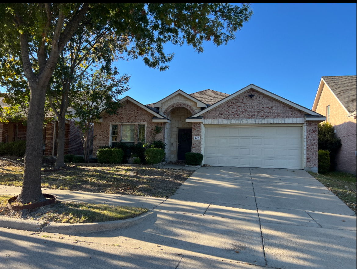 Great Drive-Up and Lovely Stone accents on the front!