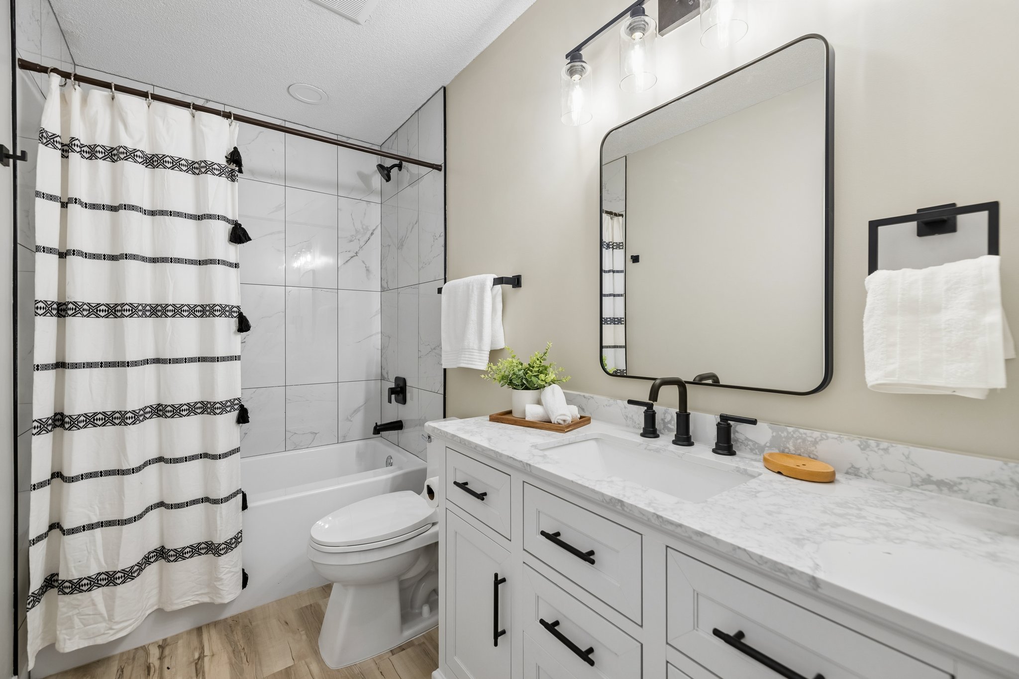 9251 - 2041 N 77th St_015.jpg