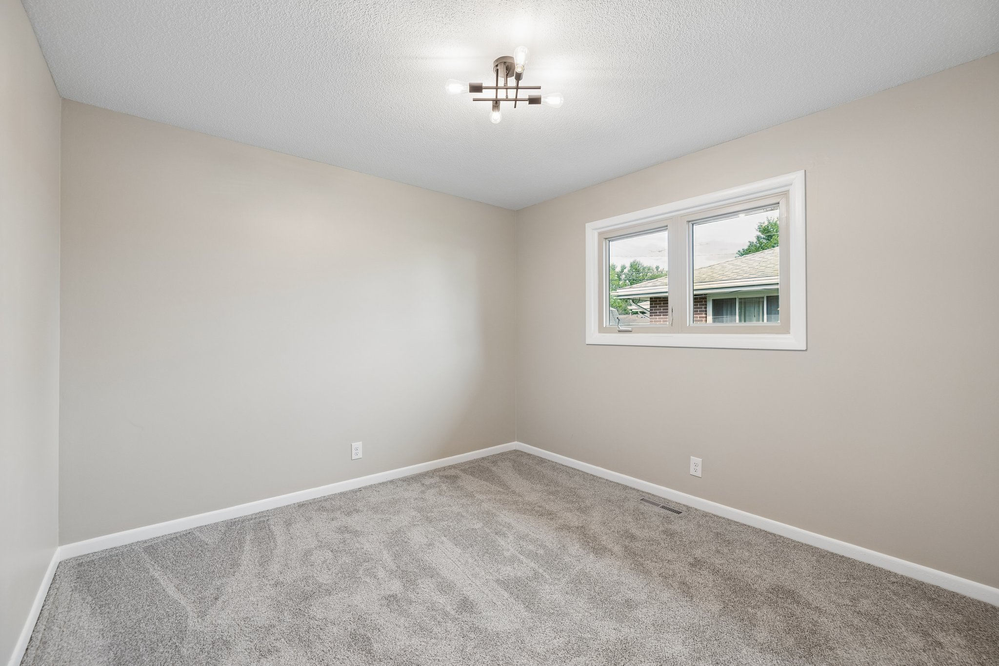 9251 - 2041 N 77th St_017.jpg