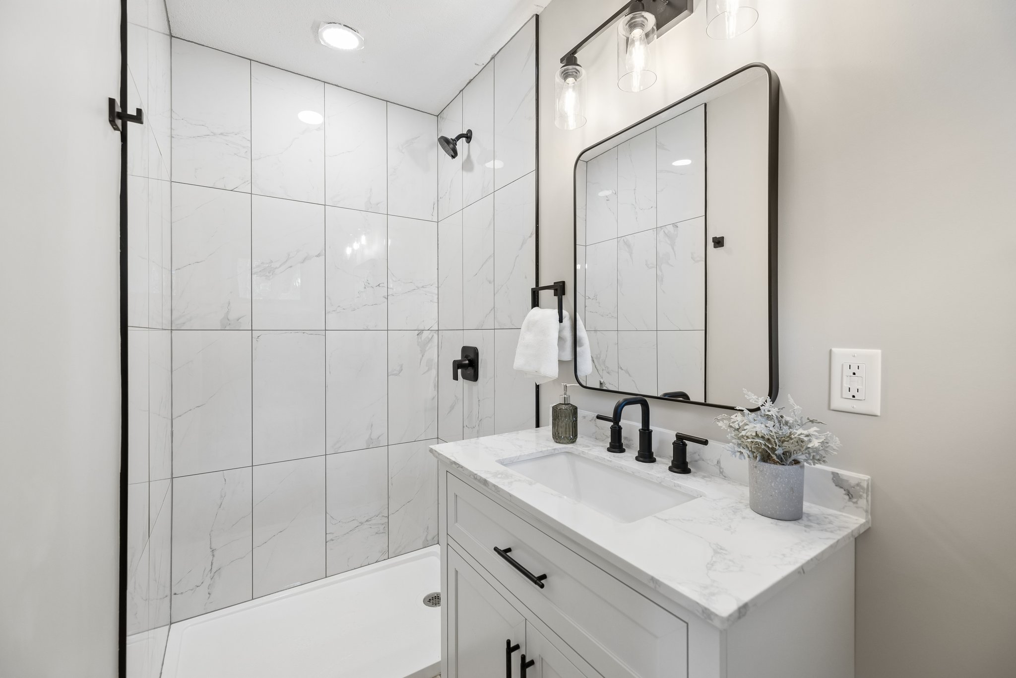 9251 - 2041 N 77th St_021.jpg