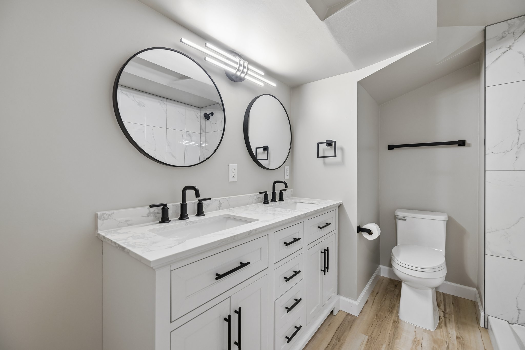 9251 - 2041 N 77th St_025.jpg