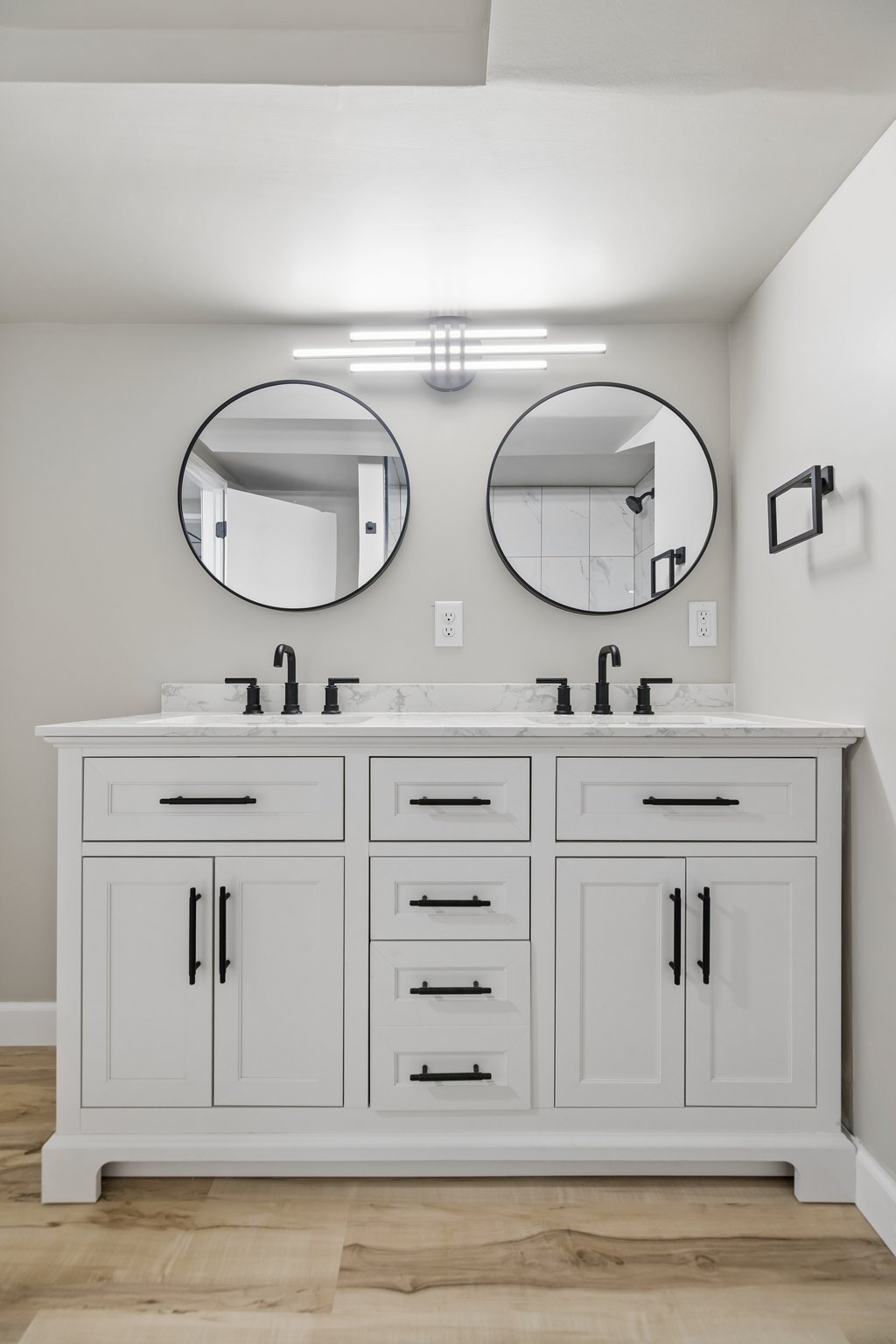 9251 - 2041 N 77th St_027.jpg
