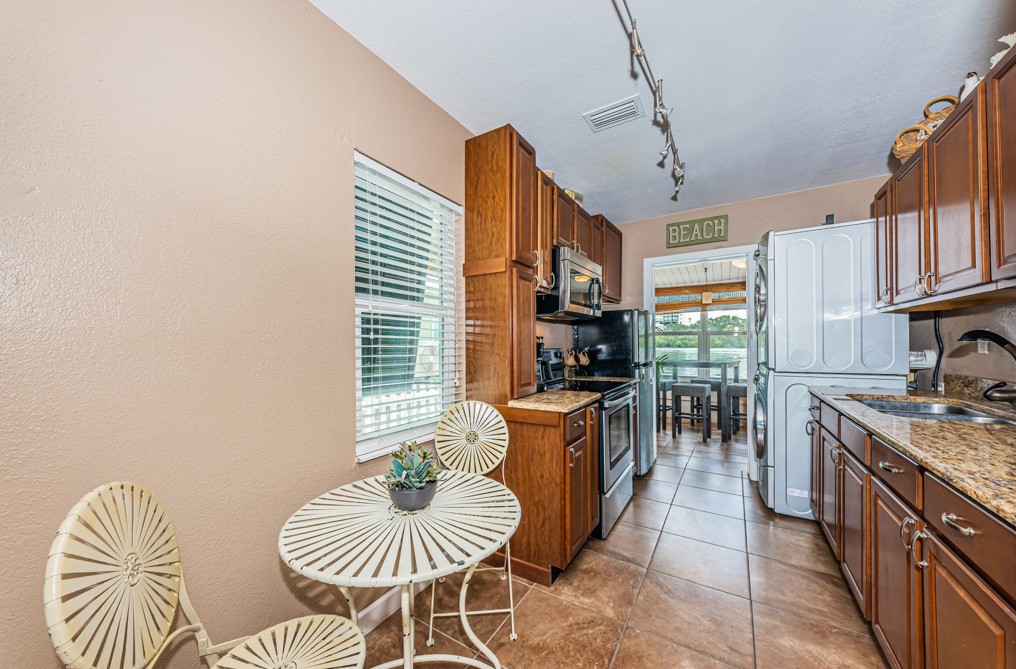 Kitchen Eat-in Area 1