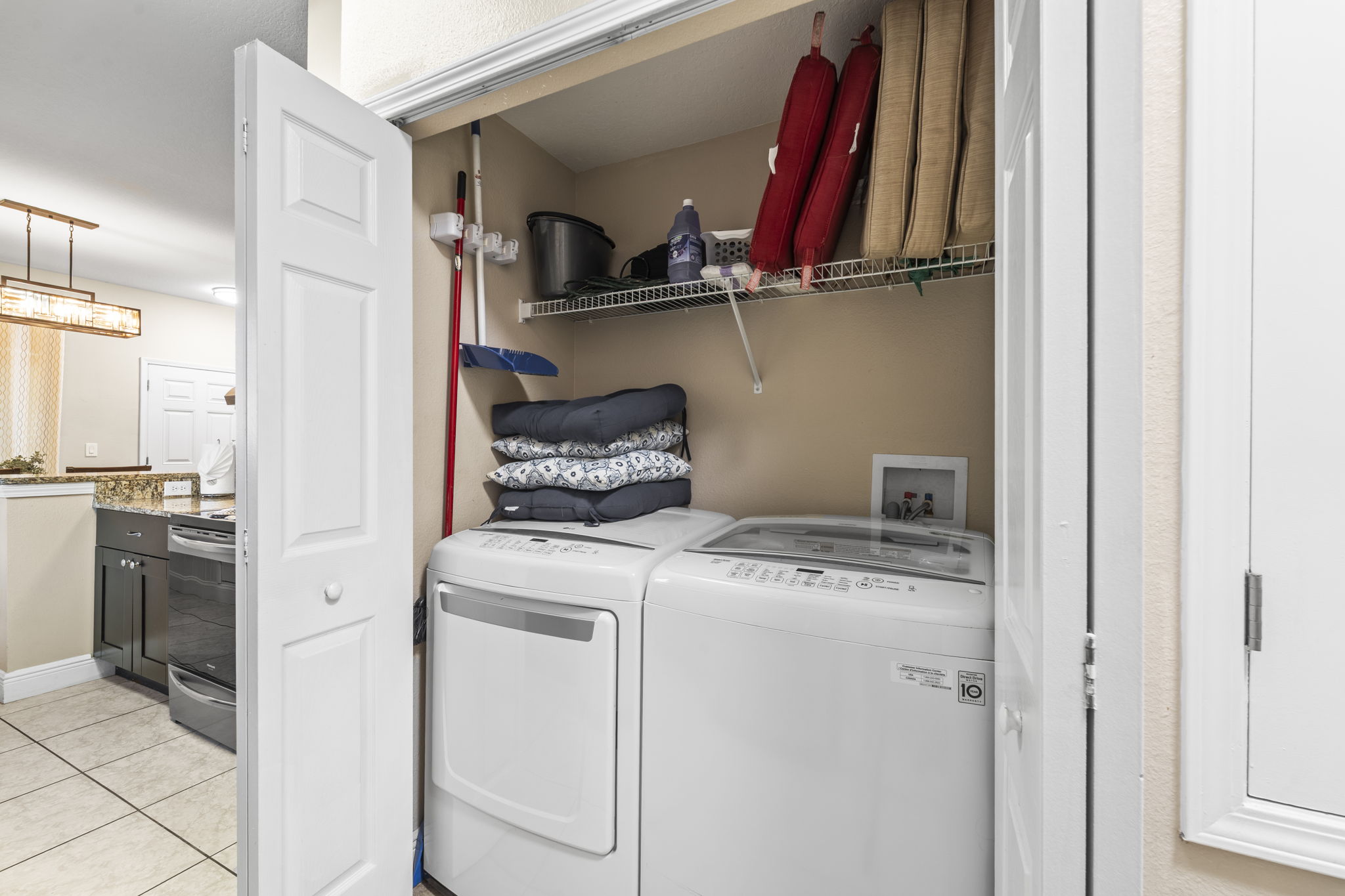 LAUND 205 E Kirby St 045