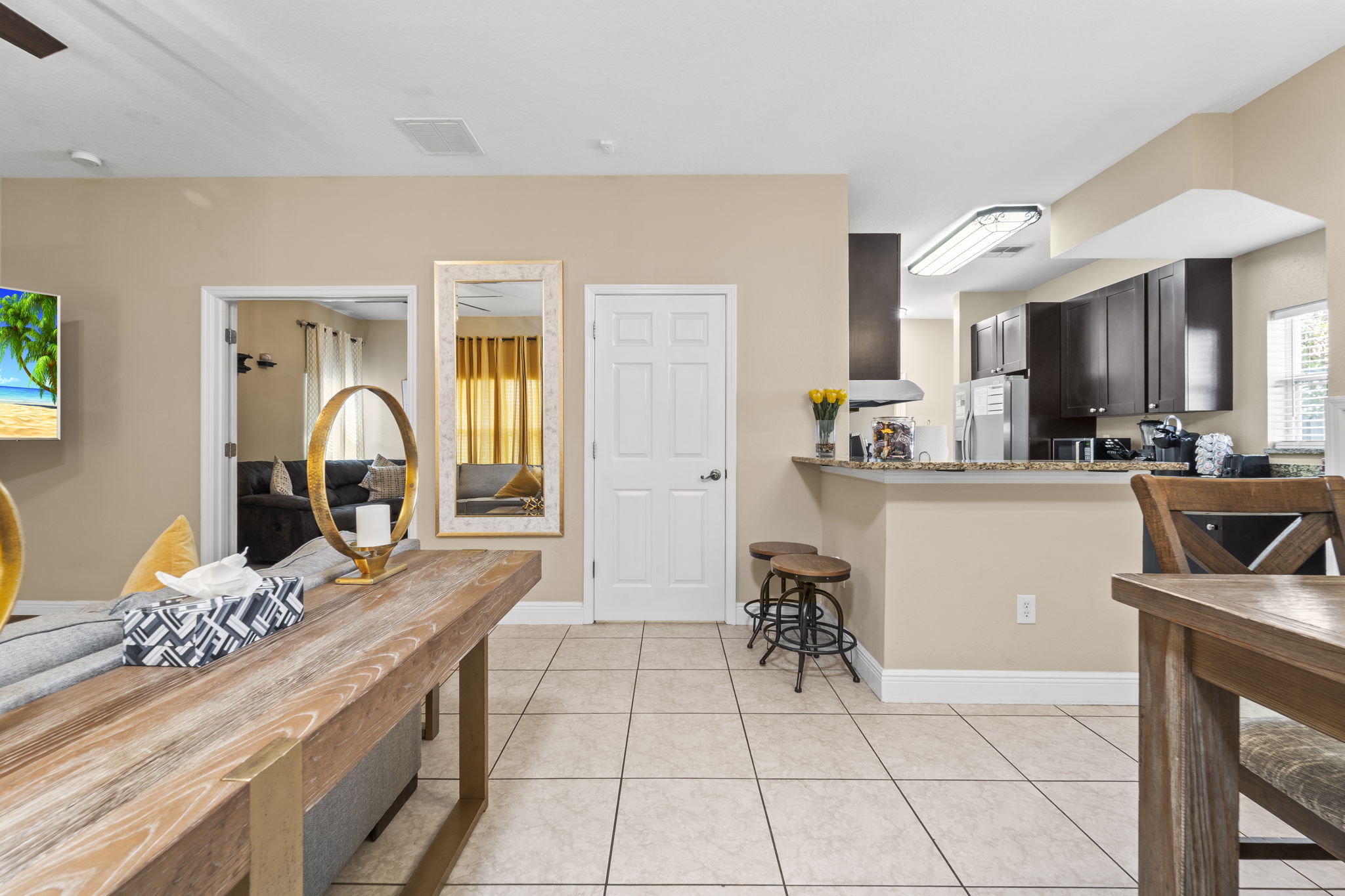 LR 205 E Kirby St 003