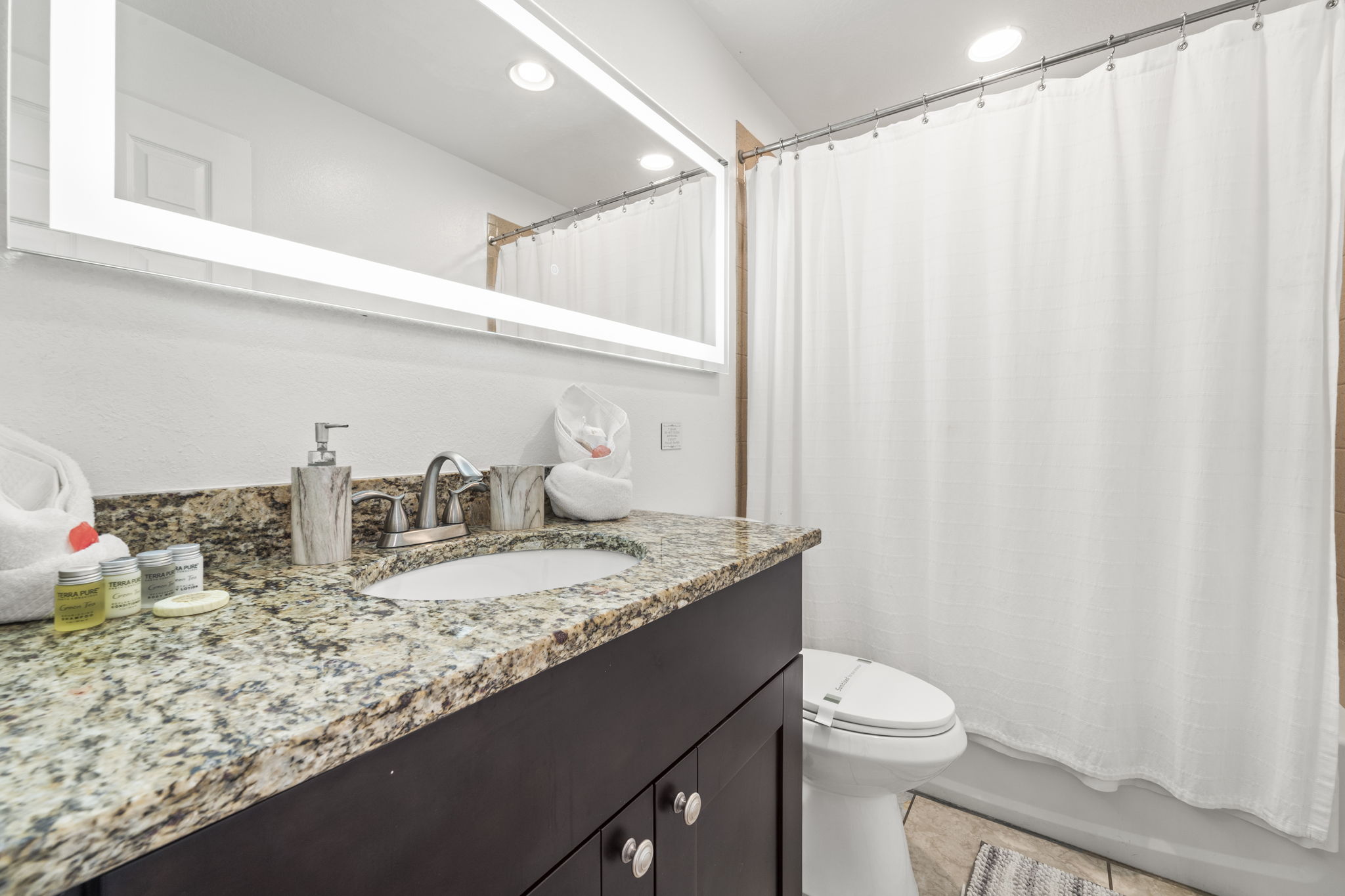 BATH2 205 E Kirby St 081