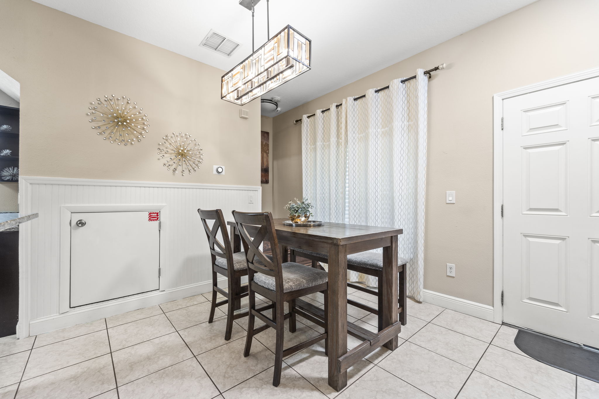 DR 205 E Kirby St 018