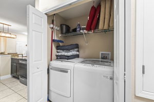 LAUND 205 E Kirby St 045