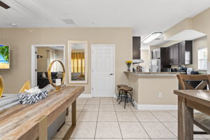 LR 205 E Kirby St 003
