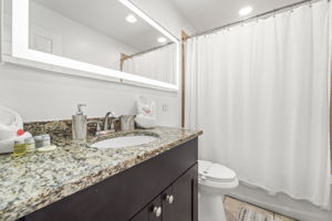 BATH2 205 E Kirby St 081