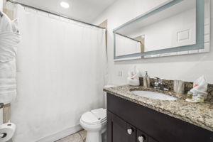 BATH3 205 E Kirby St 093