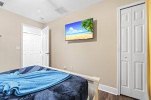 BED1 205 E Kirby St 078
