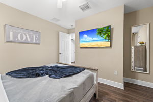 BED2 205 E Kirby St 090