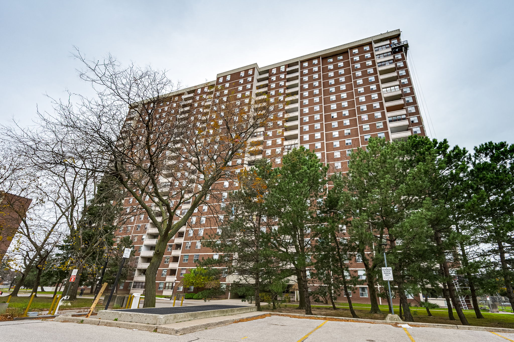 205 Hilda Ave Unit 812 Toronto, ON M2M 4B1