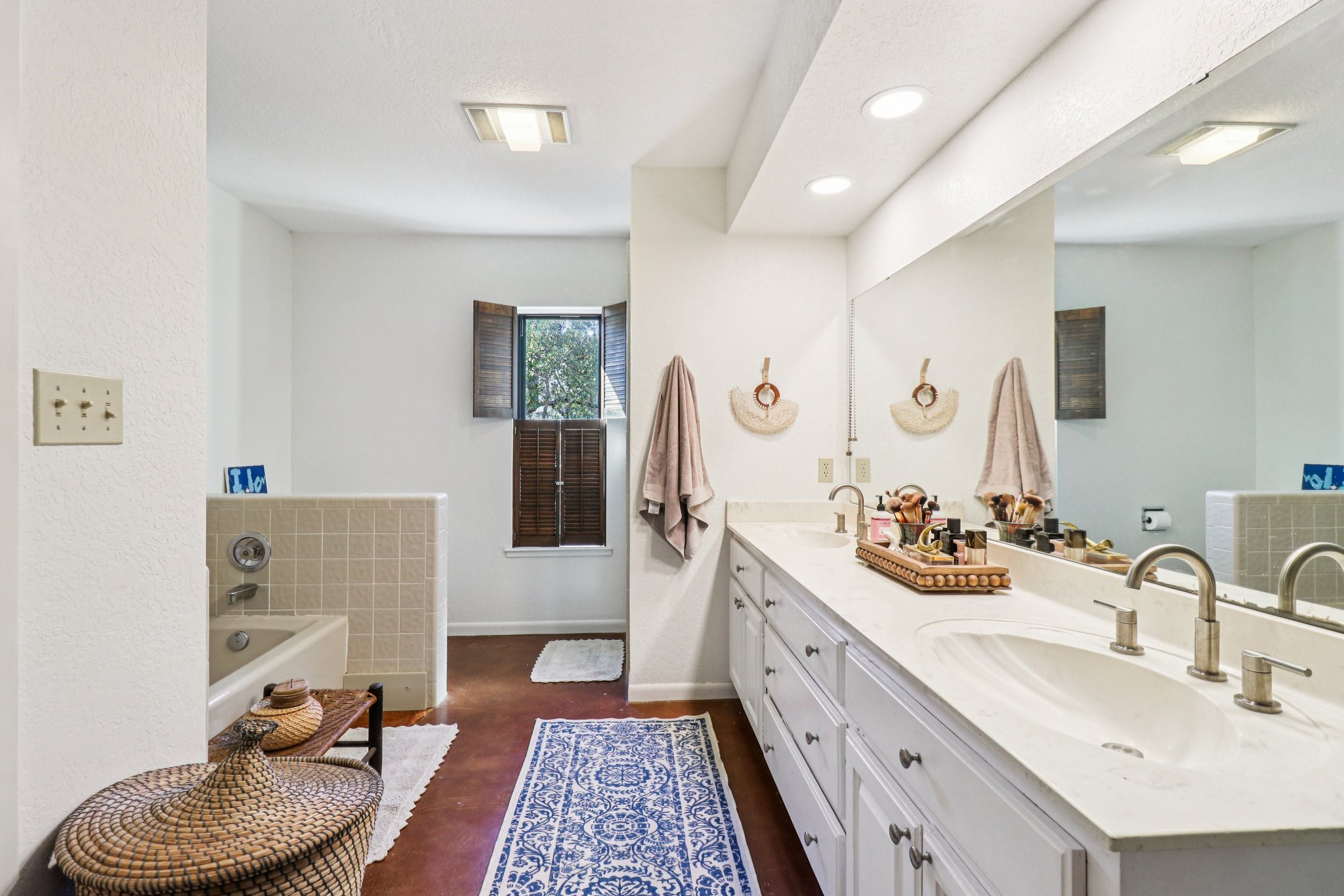 Northwood Hills Dr-S0411-032.jpg