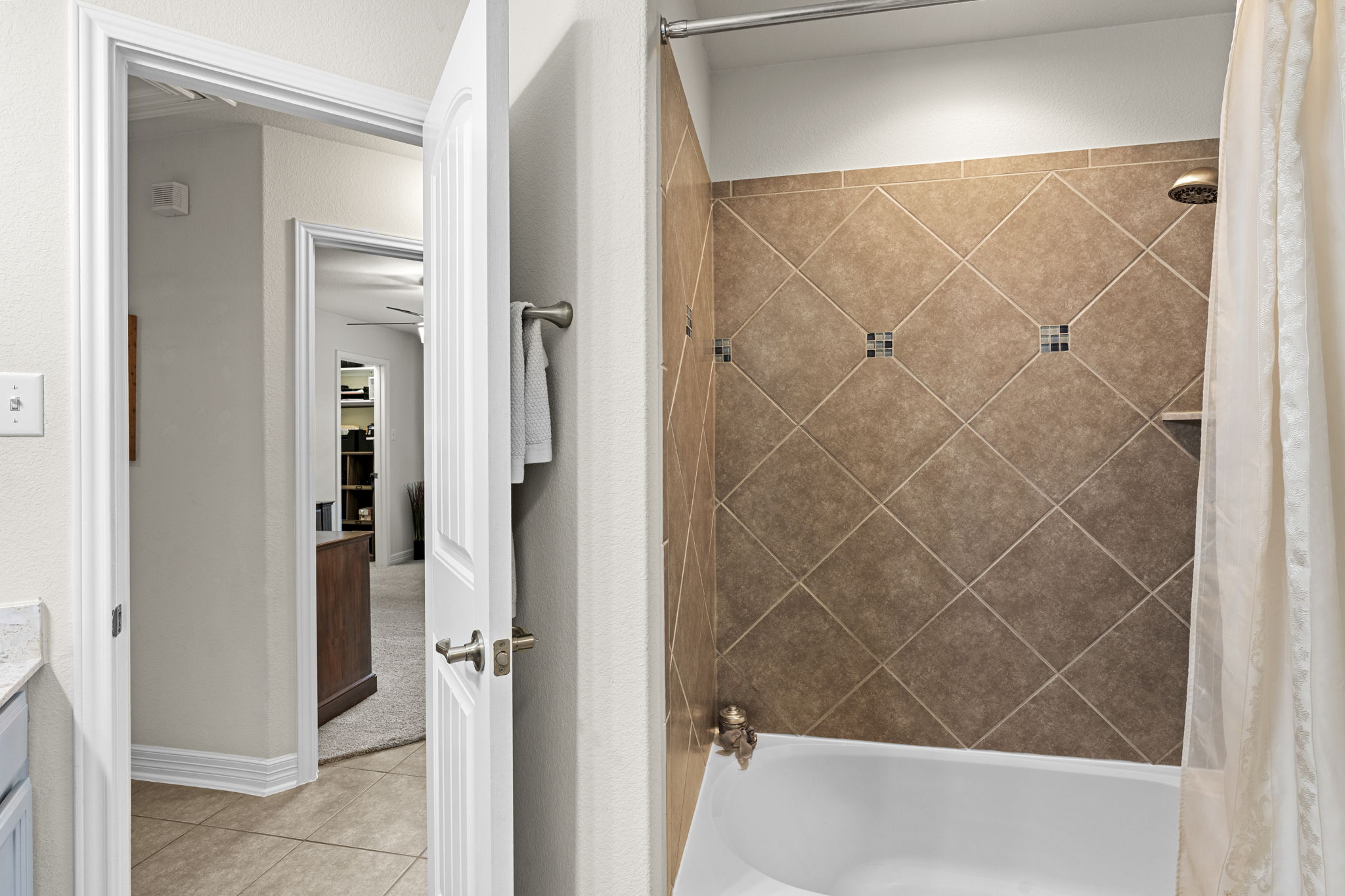 2nd Bath w/ Tiled Bath-Shower