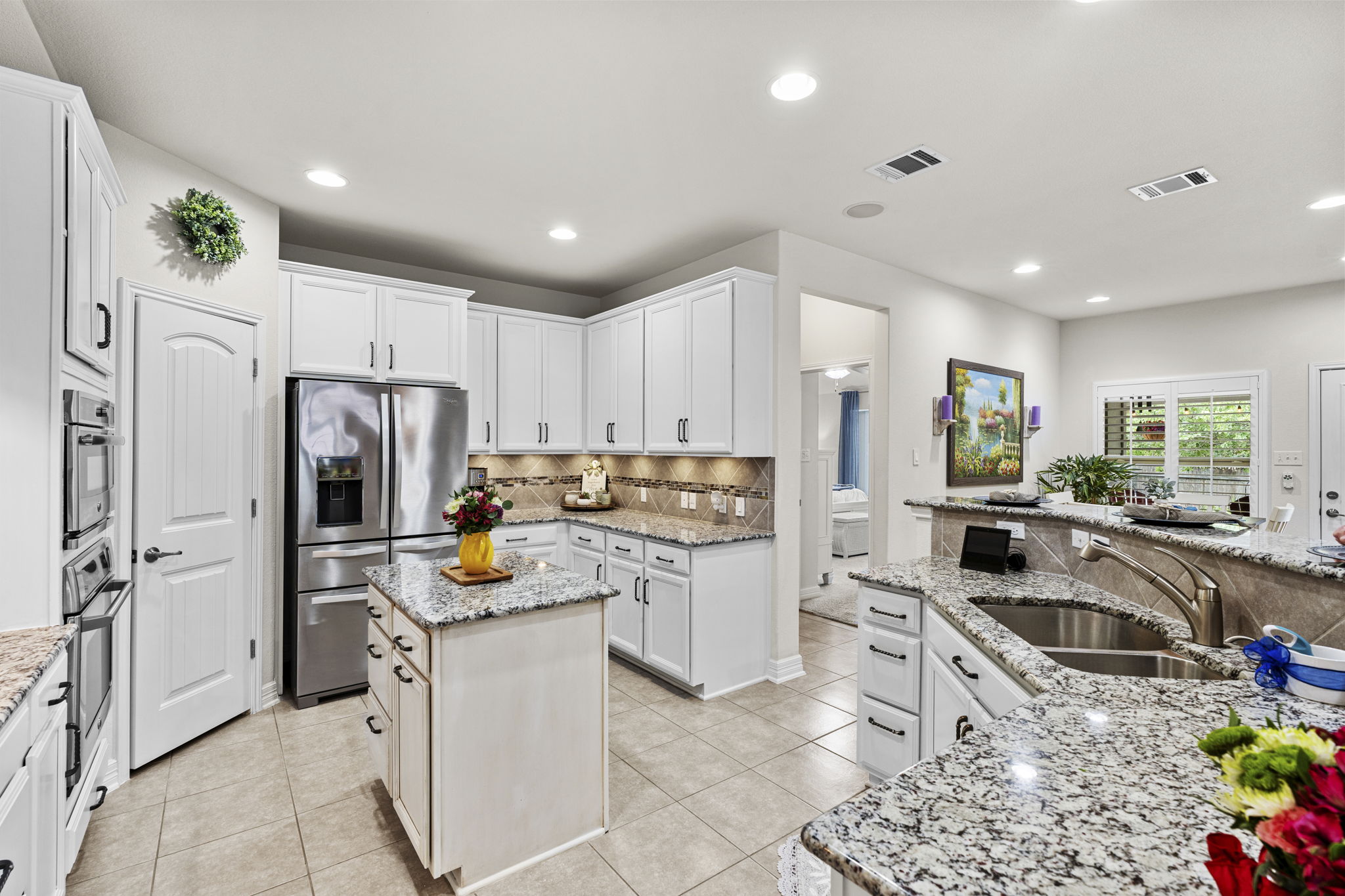 Gourmet Kitchen w/ Double Oven-Microwave