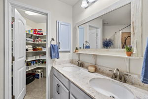 2nd Bath w/ Walk-in Linen Closet