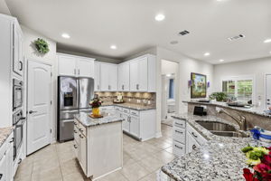 Gourmet Kitchen w/ Double Oven-Microwave