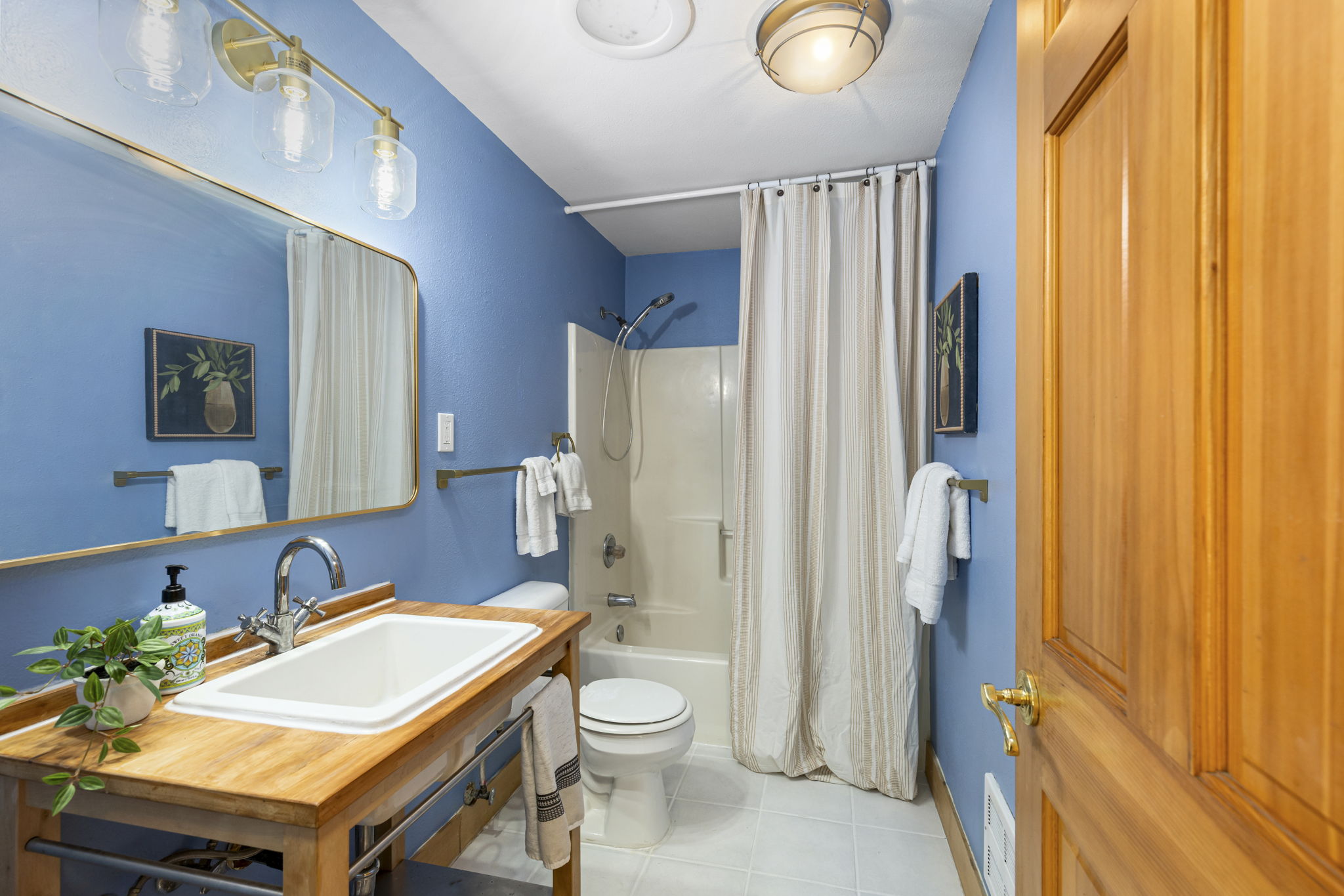 Refreshed Full bath in hallway!