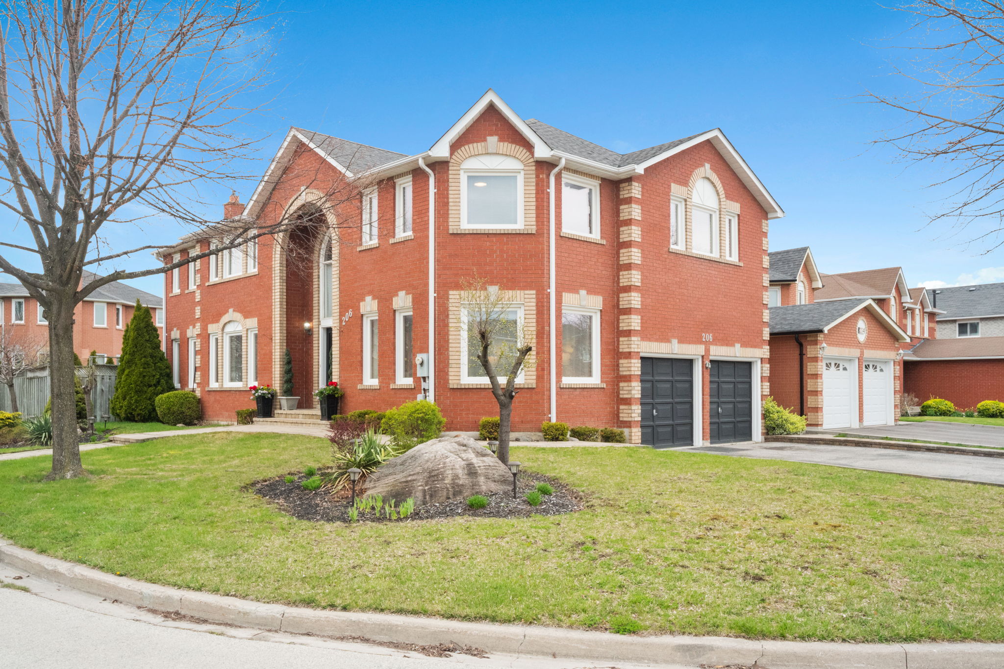206 Mossbrook Square Pickering, ON L1V 6P8