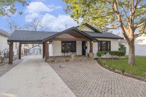 Carport, Gate, Garage in Back