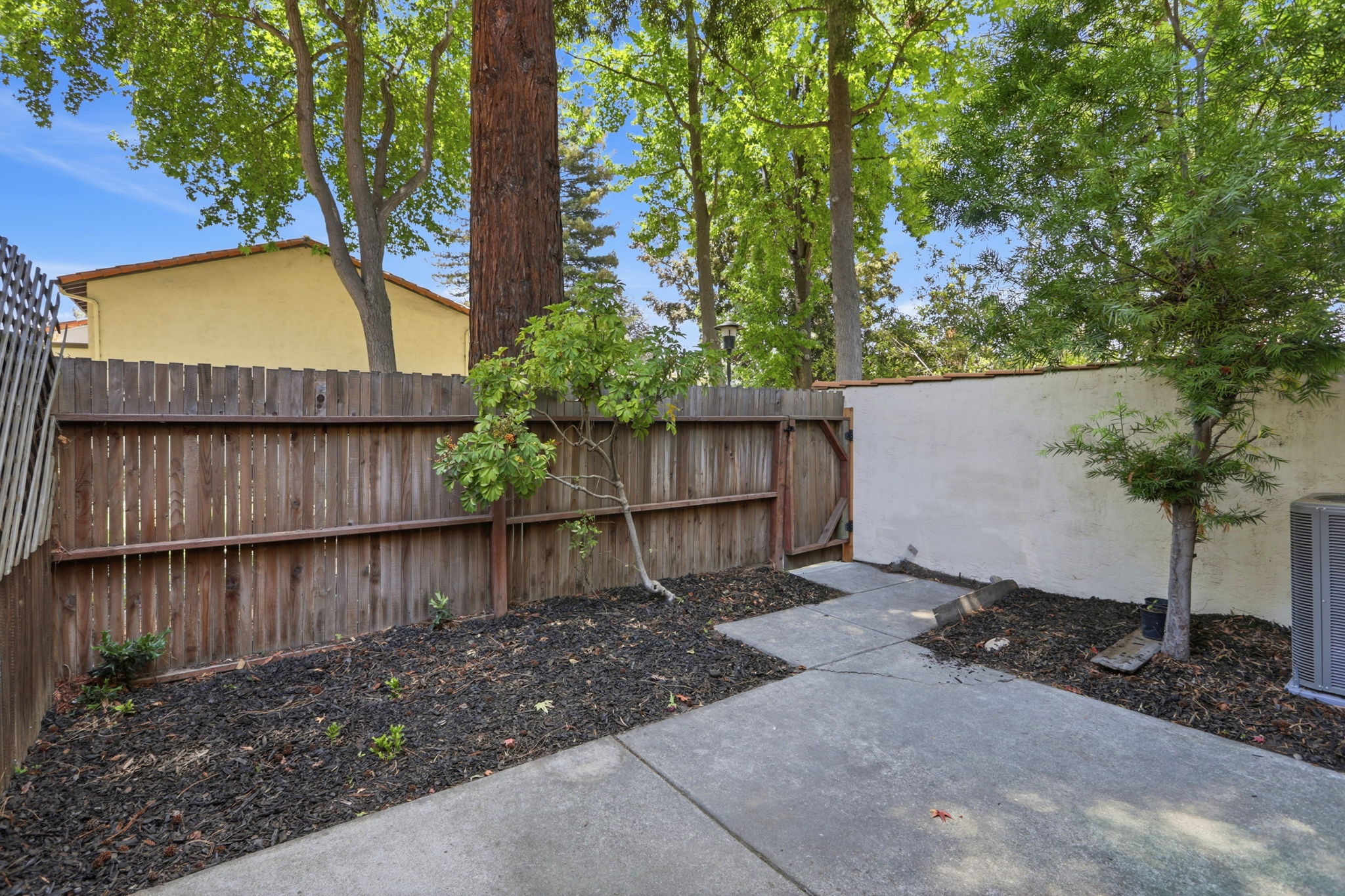 004_F8_2060 Briscoe Terrace