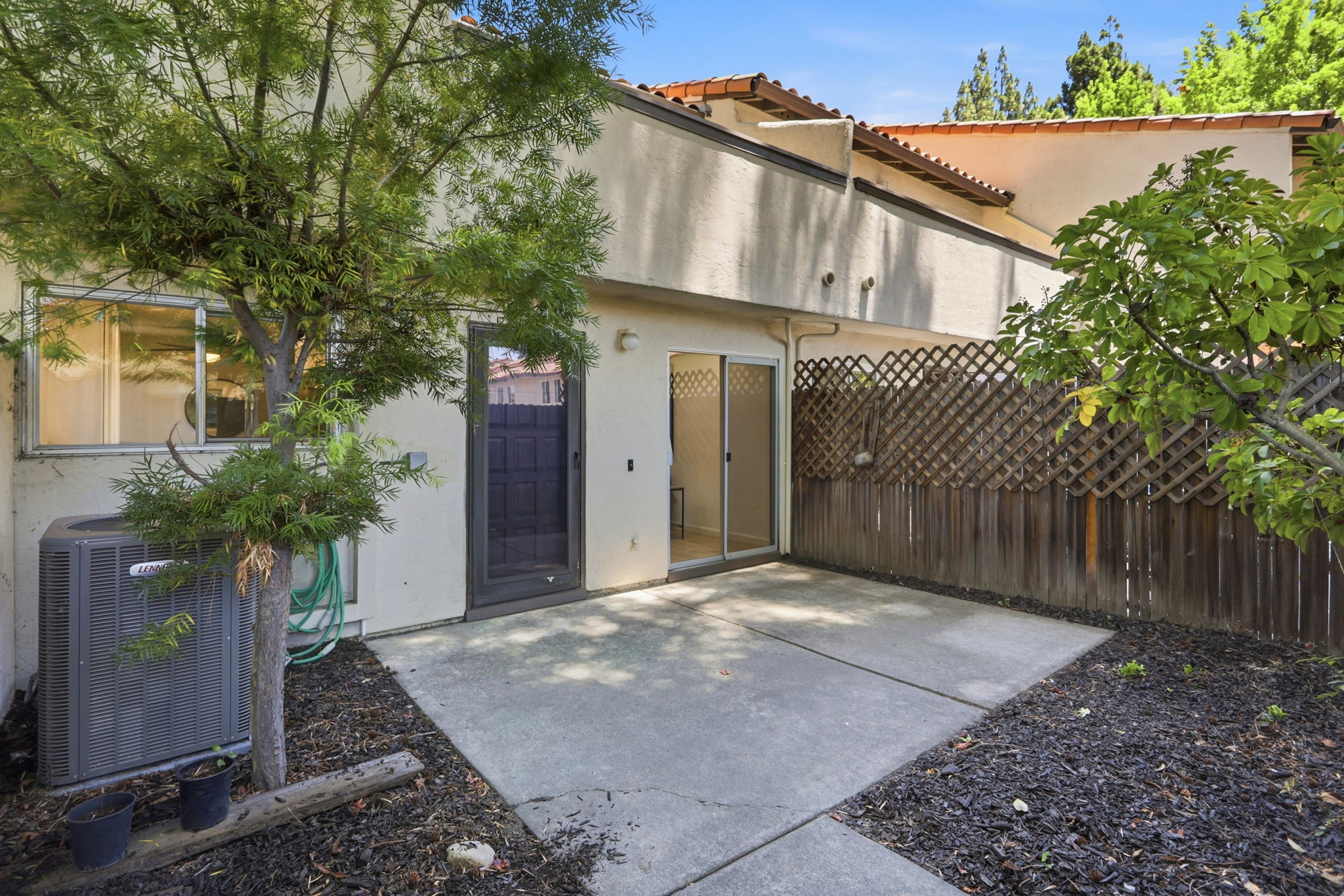 005_F8_2060 Briscoe Terrace