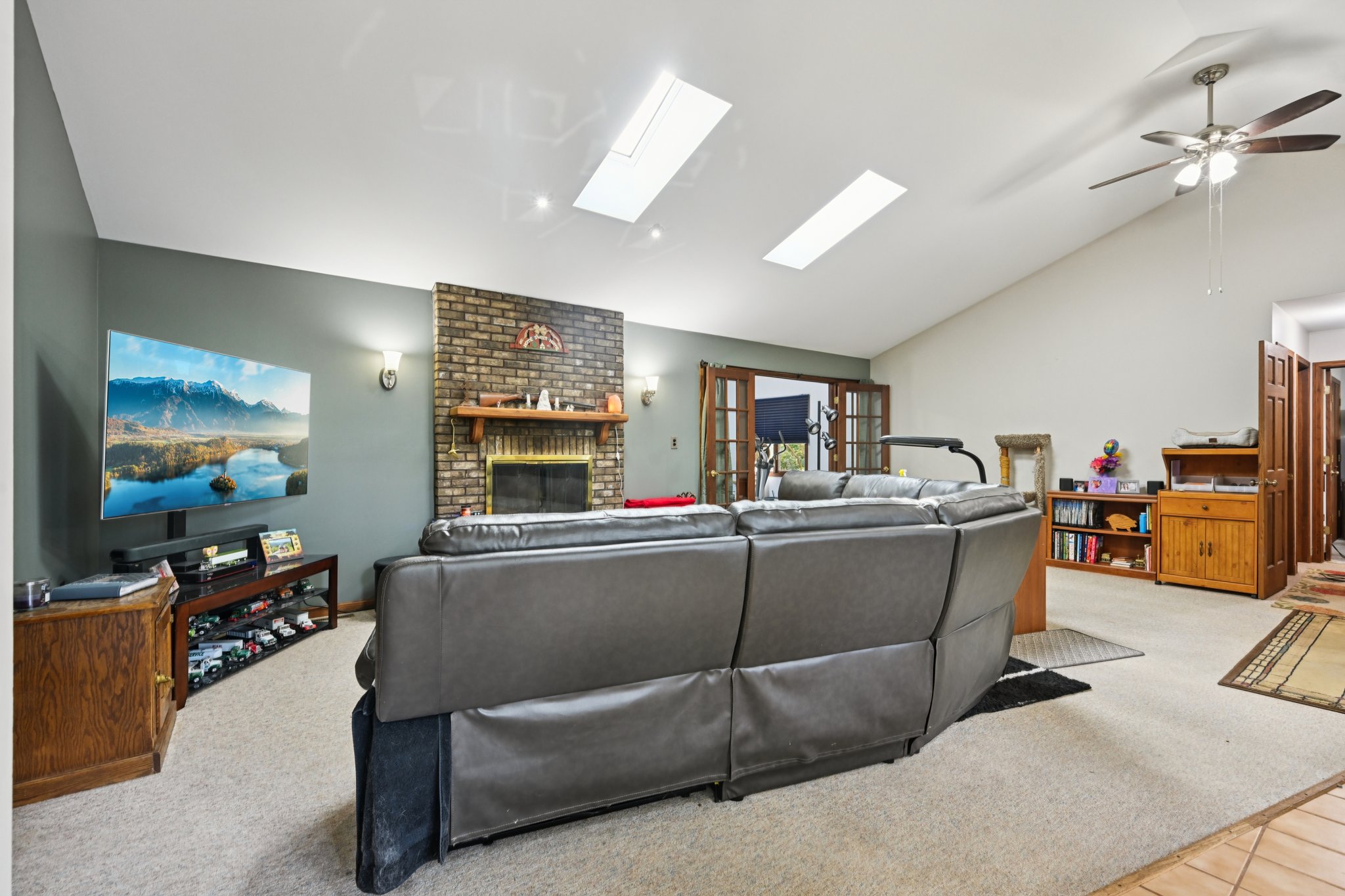 Ridgeview Dr-S0210-010.jpg