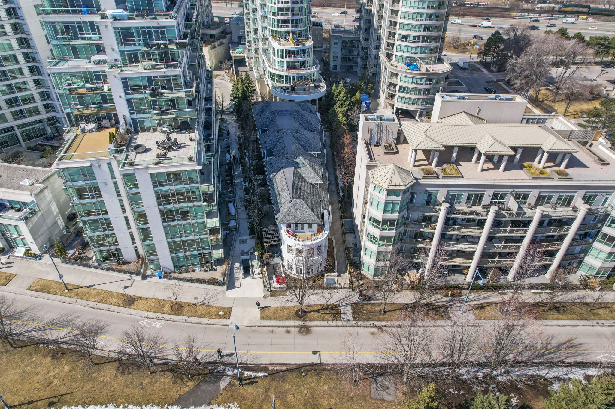 2067 Lakeshore Blvd. W TH 6 Toronto, ON
